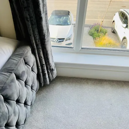 Дом отдыха Glasgow City Central Executive Triplex House, 3 Bedroom 3 Bathrooms 1 Living Room Kitchen - Huge Terrace For Master Bedroom - Private E Parking Lez Congestion Zone Free - Garden - 5 Mins Drive To City Centre Central Station *