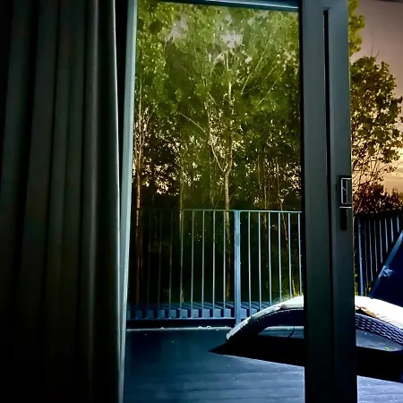 Дом отдыха Glasgow City Central Executive Triplex House, 3 Bedroom 3 Bathrooms 1 Living Room Kitchen - Huge Terrace For Master Bedroom - Private E Parking Lez Congestion Zone Free - Garden - 5 Mins Drive To City Centre Central Station Глазго