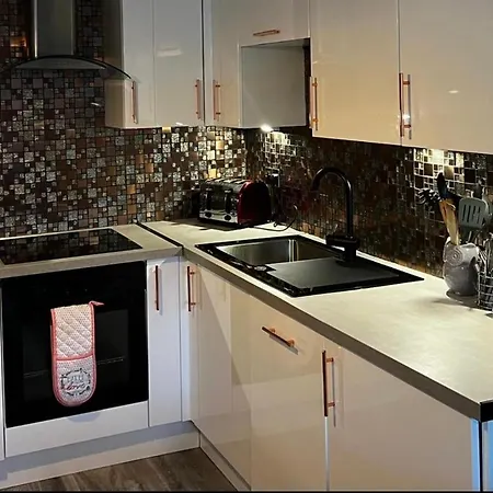 City Centre Flat With River Views And Parking