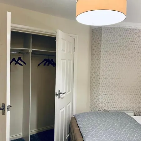 City Centre Flat With River Views And Parking