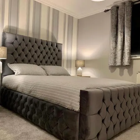 City Centre Flat With River Views And Parking *