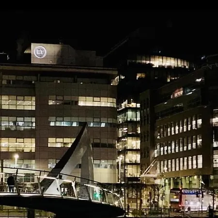 City Centre Flat With River Views And Parking *