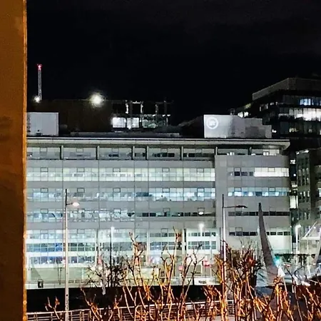 City Centre Flat With River Views And Parking *