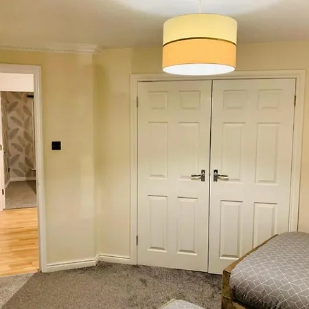 City Centre Flat With River Views And Parking *