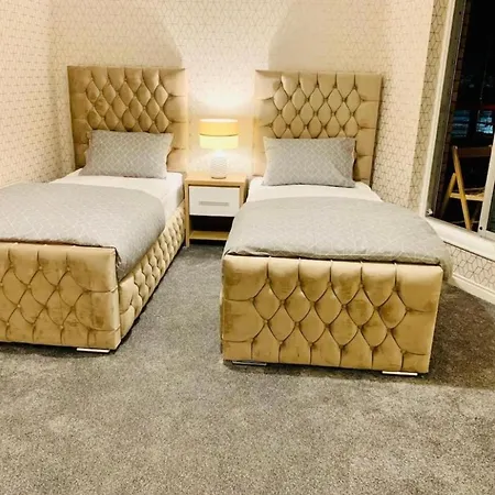 Апартаменты City Centre Flat With River Views And Parking