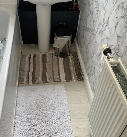 Master Bedroom With Free Breakfast * Glasgow