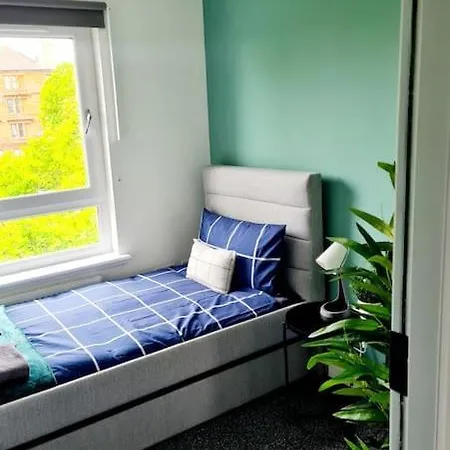 Сasa de vacaciones Spacious 5bed House, Free Parking, No Party !