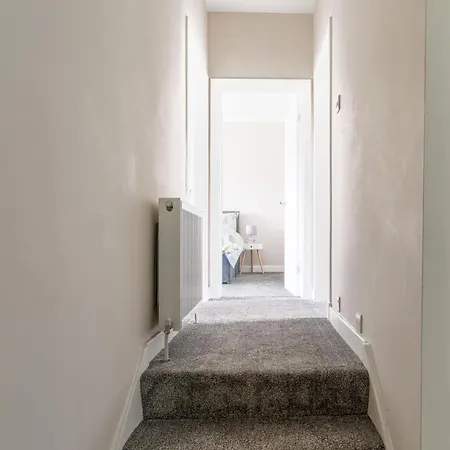 4 Bedrooms Homely House - Sleeps 6 Comfortably With 6 Double Beds,glasgow, Free Street Parking, Business Travellers, Contractors, & Holiday-goers, Near Major Transport Links In & Centre, Perfect For Common Wealth Games 2026 * Glasgow