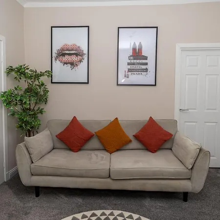 4 Bedrooms Homely House - Sleeps 6 Comfortably With 6 Double Beds,glasgow, Free Street Parking, Business Travellers, Contractors, & Holiday-goers, Near Major Transport Links In & Centre, Perfect For Common Wealth Games 2026 Glasgow