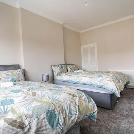4 Bedrooms Homely House - Sleeps 6 Comfortably With 6 Double Beds,glasgow, Free Street Parking, Business Travellers, Contractors, & Holiday-goers, Near Major Transport Links In & Centre, Perfect For Common Wealth Games 2026 아파트