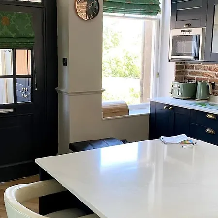 Stunning 3 Bedroom Victorian Near Pollok Country Park 公寓 *