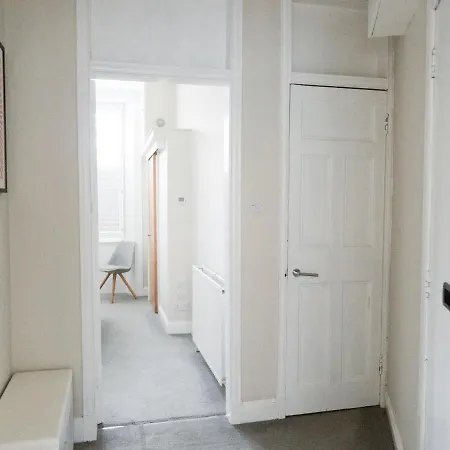 Per7-fm - 1 Bed Ground Floor Flat, Near Cessnock Subway * Glasgow