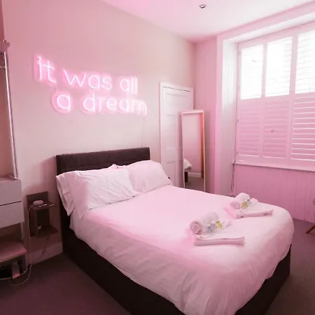 Per7-fm - 1 Bed Ground Floor Flat, Near Cessnock Subway Lägenhet *