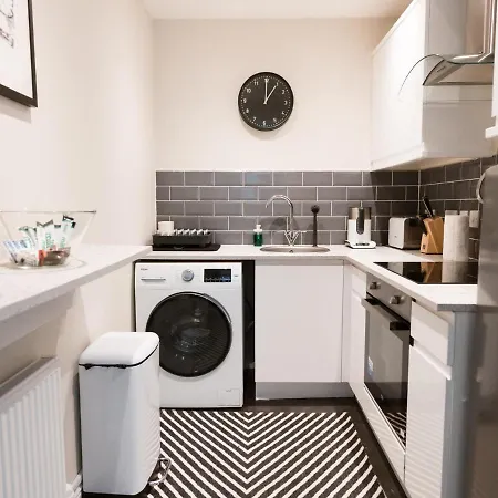 Per7-fm - 1 Bed Ground Floor Flat, Near Cessnock Subway Lägenhet Glasgow