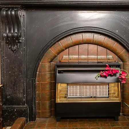 Pass The Keys Traditional 5 Bed Bellahouston Sleeps 10