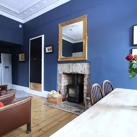 Stylish 3 Bedroom In South Side Lägenhet
