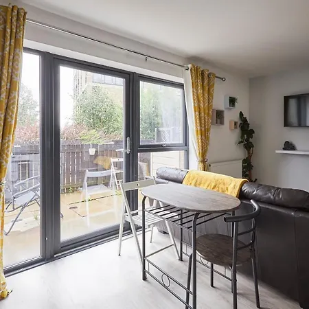 Host & - London Avenue *