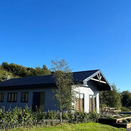 Spacious 3-bedroom On Country Estate Near - Sleeps 6 *