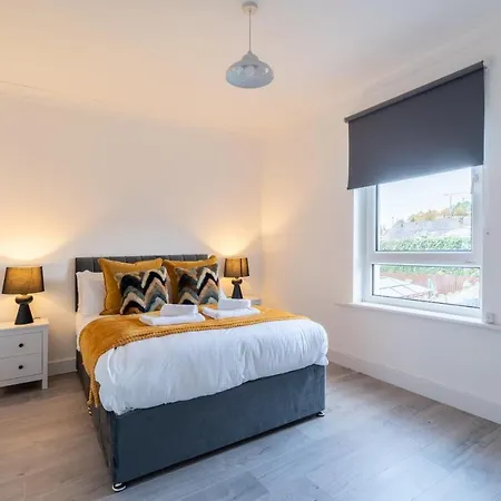 2 Bdr House At Caledonia Luxe Short Lets & Serviced Knightswood * גלאזגו
