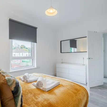 2 Bdr House At Caledonia Luxe Short Lets & Serviced Knightswood גלאזגו