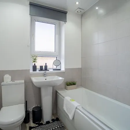 2 Bdr House At Caledonia Luxe Short Lets & Serviced Knightswood גלאזגו