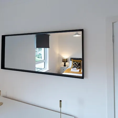 2 Bdr House At Caledonia Luxe Short Lets & Serviced Knightswood * גלאזגו