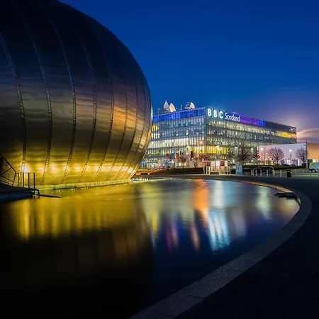 Glasgow, Finnieston Luxury 2 Bed With Parking, E-check In, Hi-fi