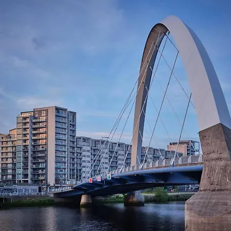 Glasgow, Finnieston Luxury 2 Bed With Parking, E-check In, Hi-fi