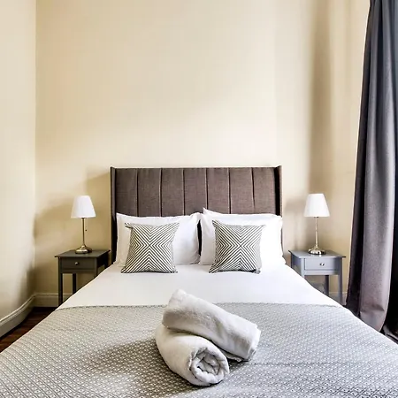 公寓 Stunning 5 Bedroom Apt, Close To Centre, Sec, Hydro And Motorway *