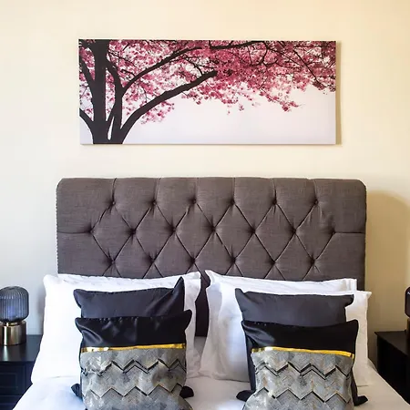 Stunning 5 Bedroom Apt, Close To Centre, Sec, Hydro And Motorway *