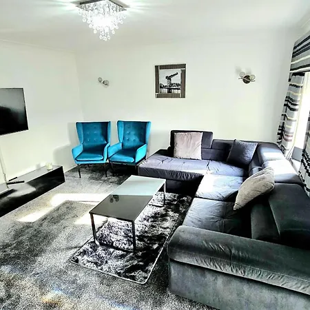 Lovely 3 Bed In With Free Parking * Glasgow