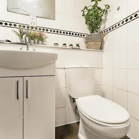 Spacious 2-bedroom Main Door With Private Parking Daire