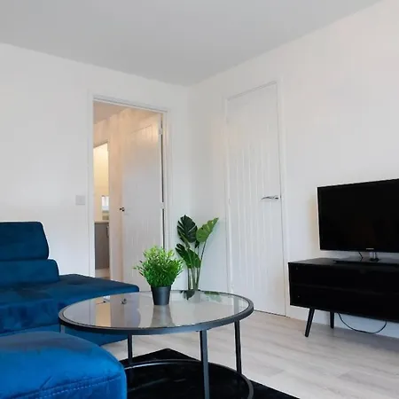 Stylish House With Private Parking Holiday home *