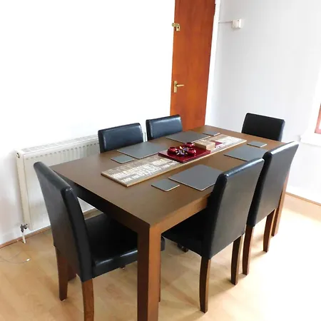 Charming 2 Bed Close To And Sec Hydro Glasgow