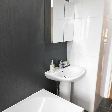 Charming 2 Bed Close To And Sec Hydro Glasgow