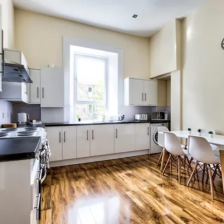 Stunning 5 Bedroom Apt, Close To Centre, Sec, Hydro And Motorway 公寓