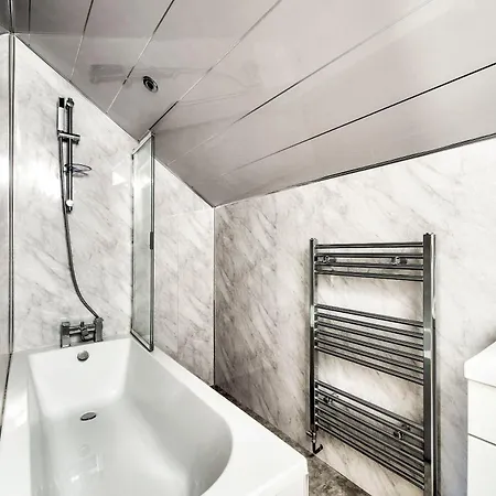 公寓 Stunning 5 Bedroom Apt, Close To Centre, Sec, Hydro And Motorway