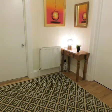 Beautiful & Spacious 2 Bed In West End Appartement *