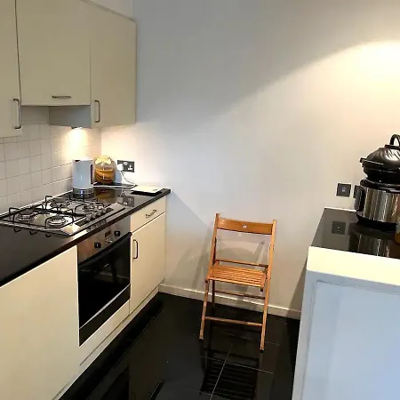 Spacious Queen Bed Centre Penthouse With Balcony - Homeshare - Live In Host 홈스테이