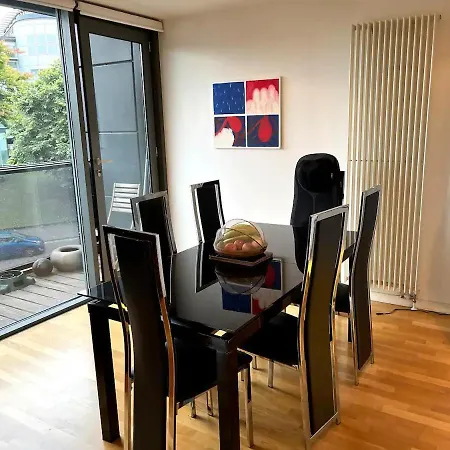 Rum i privatbostad Spacious Queen Bed Centre Penthouse With Balcony - Homeshare - Live In Host Glasgow