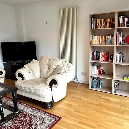 Spacious Queen Bed Centre Penthouse With Balcony - Homeshare - Live In Host Homestay