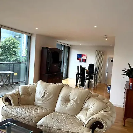 Spacious Queen Bed Centre Penthouse With Balcony - Homeshare - Live In Host *