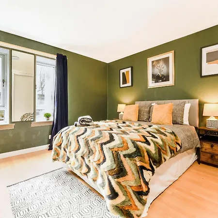 Spacious 2-bedroom Main Door With Private Parking Glasgow