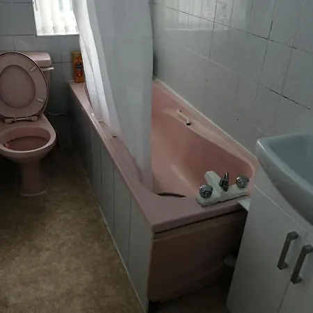 Quarto em Acomodações Particulares Comfortable With Work Desks In Cheerful City *