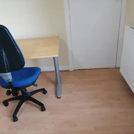 Comfortable With Work Desks In Cheerful City * Glasgow