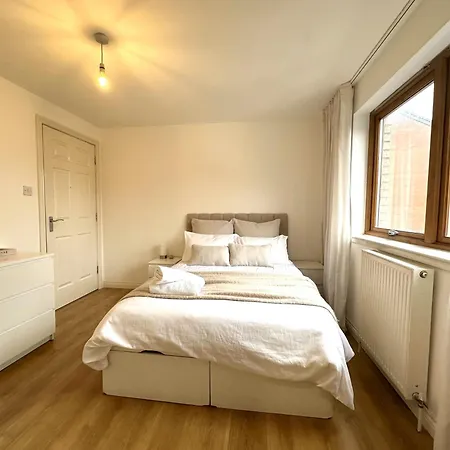 Private With En-suite And Parking In Shared Flat * Glasgow