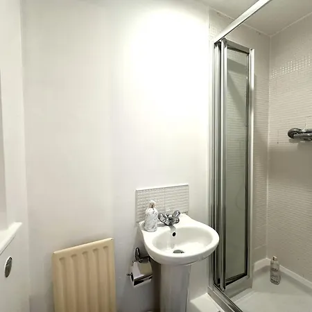 Homestay Private With En-suite And Parking In Shared Flat *