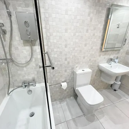 Apartman Recently Refurbished Two Bedroom Apartment, Location! *
