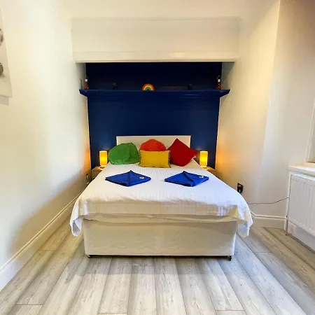 Recently Refurbished Two Bedroom Apartment, Location! * Glasgow