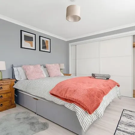 Stylish 2-bed House Private Driveway *